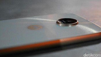 Selain tak bisa mempunyai port audio, tipisnya Moto Z ini membuat kamera dan lensanya harus menonjol pada bodi belakangnya. Foto: detikINET - Anggoro Suryo Jati