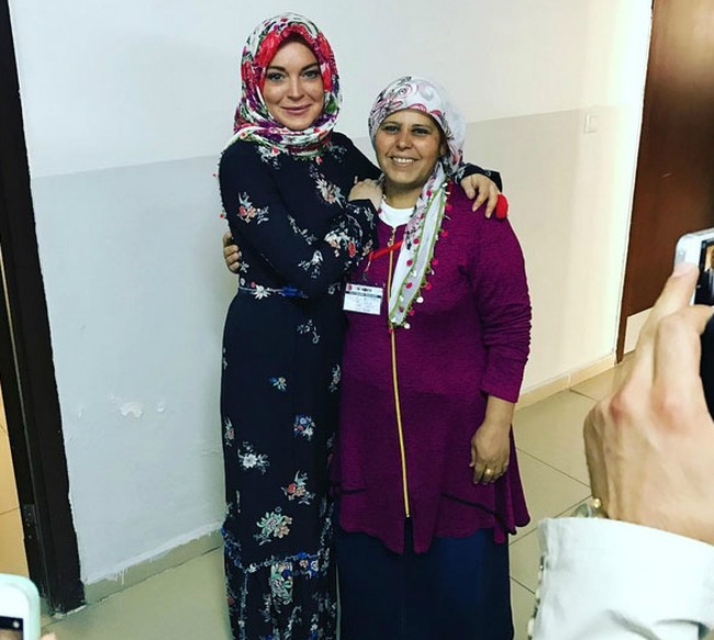 Hari itu bukan pertama kalinya Lindsay Lohan memakai kerudung. Ia pernah mengenakan hijab bermotif bunga saat melakukan kegiatan amal untuk pengungsi Suriah di Turki. Ia mengaku kerudungnya dipakaikan oleh seorang wanita pengungsi di sana. Foto: Ist.