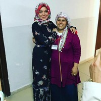 Hari itu bukan pertama kalinya Lindsay Lohan memakai kerudung. Ia pernah mengenakan hijab bermotif bunga saat melakukan kegiatan amal untuk pengungsi Suriah di Turki. Ia mengaku kerudungnya dipakaikan oleh seorang wanita pengungsi di sana. Foto: Ist.