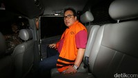 Basuki memasuki mobil tahanan KPK.