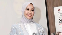 Laudya Cynthia Bella terlihat anggun mengenakan busana berwarna biru muda saat perilisan original soundtrack Surga Yang Tak Dirindukan 2. Pool/Noel/detikFoto.