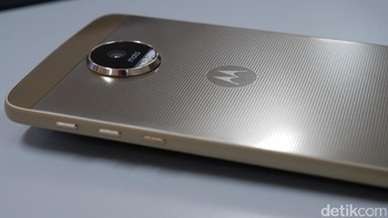 Ada dua varian warna untuk Moto Z, yaitu Fine Gold dan Luna Grey. Foto: detikINET - Anggoro Suryo Jati