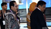 Antasari berjalan menuju bangku VIP untuk menonton secara langsung debat Cagub DKI.