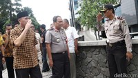 Bahkan, Kapolda Metro Jaya M. Iriawan juga terlihat hadir di lokasi debat.