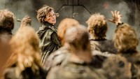 Penasaran bagaimana cara Alice bertahan hidup ditengah gerombolan zombie? Temukan jawabannya di bioskop kesayangan Anda! (Dok. SONY PICTURES ENTERTAINMENT INC.)