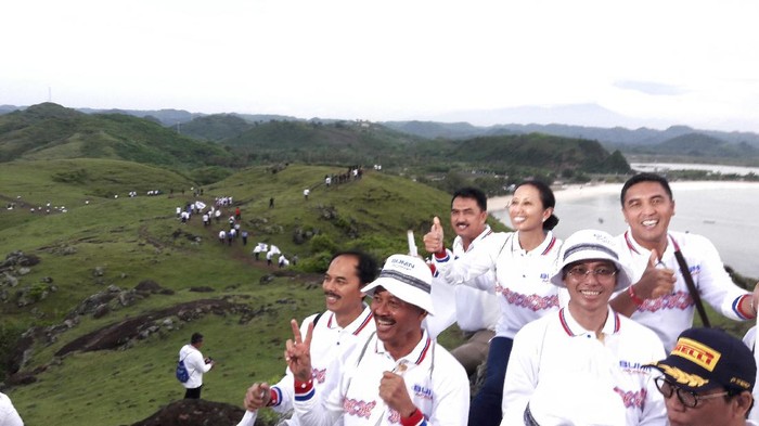 Hiking ke Bukit Merese di Lombok, Menteri BUMN Kibarkan Bendera
