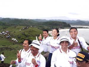 Hiking ke Bukit Merese di Lombok, Menteri BUMN Kibarkan Bendera