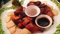 Bebek Panggang Renyah disajikan sebagai lambang kesetiaan dan kasih sayang. Bebek empuk ini didampingi dengan saus kecokelatan.
