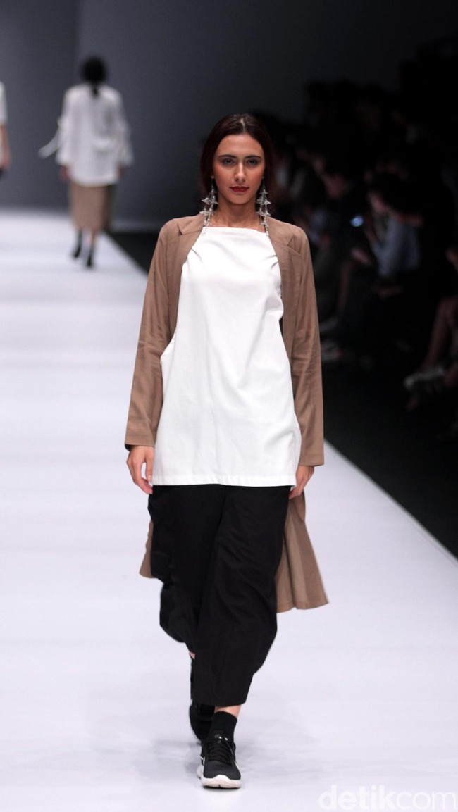 Koleksi Brand dari IKYK for Zalora dengan mengusung tema The Urbanist di Jakarta Fashion Week 2017. Senayan City. Jakarta. [Foto: Mohammad Abduh/Wolipop]