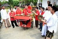 Pelajar memperlihatkan alat kesenian khas saat Imlek