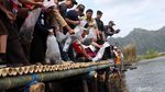 Menkop Tebar Benih Ikan di Danau Batur Bali
