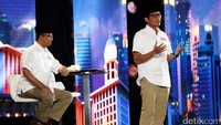 Sandi juga menyatakan keinginan masyarakat yang meminta tidak lagi diberikan kisi-kisi. Sandi pun mengatakan siap apa pun format yang diberikan KPU, tetapi berharap hanya diberi topik saja untuk debat berikutnya. Harapan masyarakat seperti itu (tidak ada kisi-kisi). Kalau saya akan mengikuti keputusan KPU. Tapi ini yang disampaikan masyarakat, seperti (debat pilgub) DKI. Kan hanya topik dan elaborasi per topik. Itu akan jauh lebih mendalam, ungkap Sandi. (Foto: Grandyos Zafna)