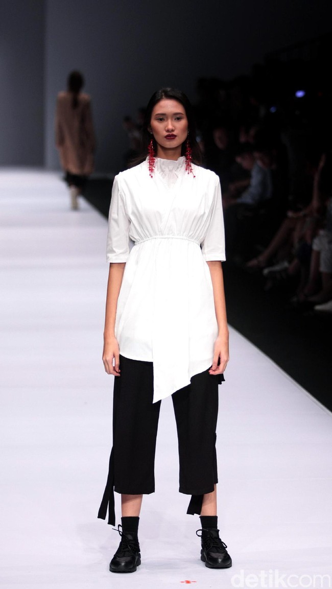 Koleksi Brand dari IKYK for Zalora dengan mengusung tema The Urbanist di Jakarta Fashion Week 2017. Senayan City. Jakarta. [Foto: Mohammad Abduh/Wolipop]