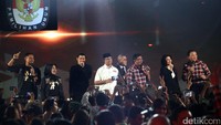 Diakhir acara mereka juga dihibur untuk menyanyi bersama penyanyi Virza.