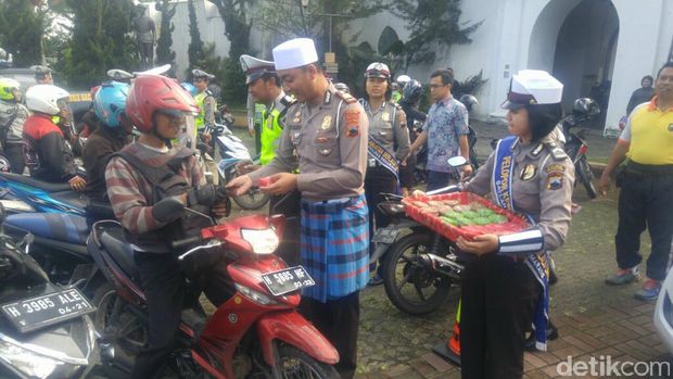  Satlantas Polres Semarang melakukan sosialisasi keselamatan berlalu lintas, Jumat (27/1/2017)