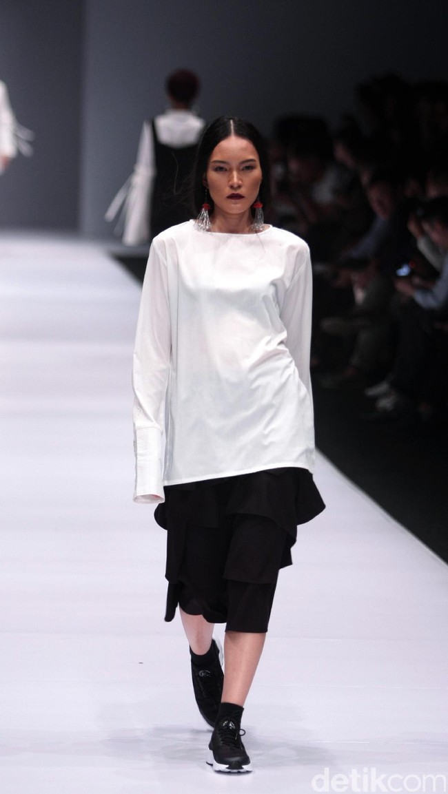Koleksi Brand dari IKYK for Zalora dengan mengusung tema The Urbanist di Jakarta Fashion Week 2017. Senayan City. Jakarta. [Foto: Mohammad Abduh/Wolipop]