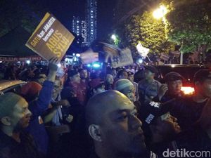 Polisi Halau Pendukung  Paslon yang Halangi Jalan Usai Debat