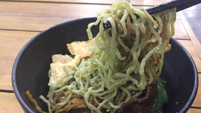 Slurpp! Mie Hijau Sapi Lada Hitam yang Gurih Mulur Ada di Sini