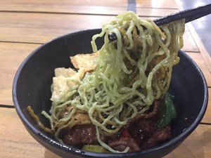 OTW Food Street: Gurih Mantap, Mie Hijau Sapi Lada Hitam dan Martabak Telur