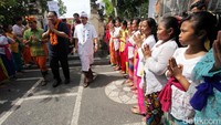 Anak Agung Gede Ngurah Puspayoga bersama Bupati Klungkung I Nyoman Suwitra dan Pemimpin Wilayah BNI Bali, NTB & NTT Anak Agung Gede Agung Dharmawan disambut oleh anak-anak Kampung Kamasan.