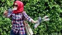 Seperti biasa para simpatisan Ahok-Djarot ini tampil dengan kemeja kotak-kotak yang khas.