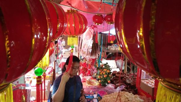 Lampion yang dijual bervariasi ukurannya.