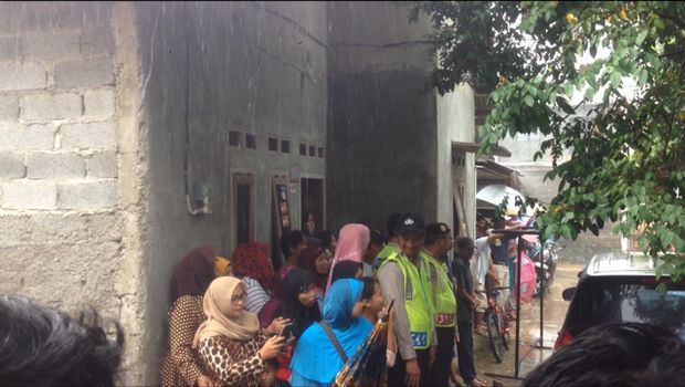 Warga menyoraki tersangka Rachman.