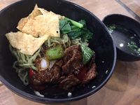 OTW Food Street: Gurih Mantap, Mie Hijau Sapi Lada Hitam dan Martabak Telur