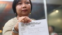 Direktur Eksekutif Migrant Care, Anis Hidayah menunjukan surat terima aduan dari MKD.