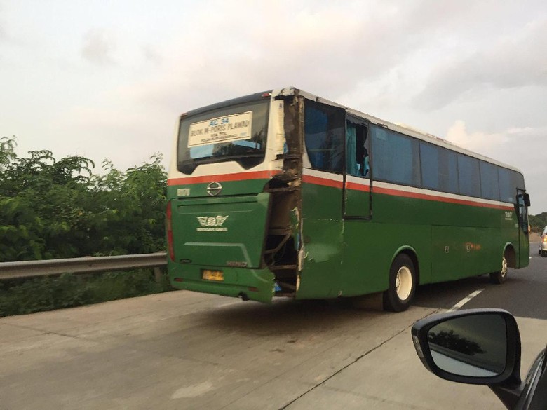 Kecelakaan Bus Mayasari Tol  JORR Arah Tomang  Macet