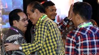 Antasari disambut Theo L Sambuaga saat tiba di Hotel Bidakara, Jakarta Selatan.