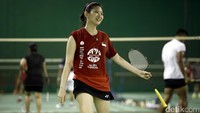 Meski harus berlatih keras, Debby Susanto masih menebarkan senyum di saat latihan.