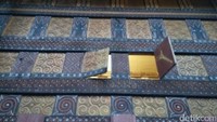 Dikelilingi dengan deretan simbol di dinding rumah, urutan simbol memperjelas status sosial si empunya tongkonan. Ukiran kepala kerbau juga tak boleh ketinggalan menghiasi tongkonan beserta simbol lainnya (Bonauli/detikTravel)