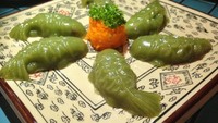 Nian Gao dengan Kacang Merah dibuat berbentuk ikan. Kue manis ini menyimbolkan kemakmuran yang bertambah tahun ini.