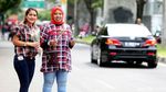 Simpatisan Ahok-Djarot Bagikan Bunga di Palmerah
