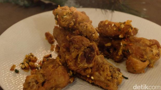 Yuk, Ngemil <i>Chicken Wings</i> Berbalut Keju dan Saus Thailand Malam Ini!