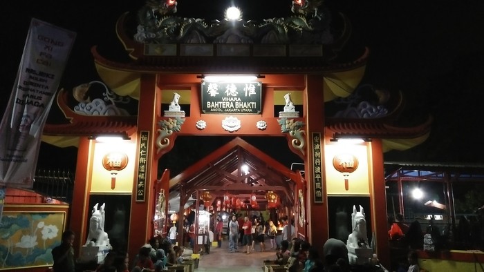 Suasana Sembahyang Malam Imlek di Vihara Tertua di Jakarta