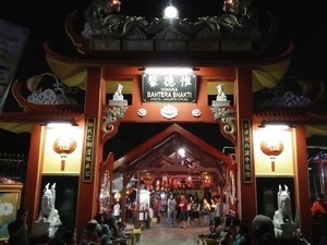 Suasana Sembahyang Malam Imlek di Vihara Tertua di Jakarta