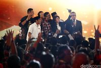 Momen Debat Kedua: Saling 'Serang', Penuh Tawa, Ditutup Selfie