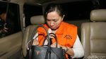 Ditahan KPK, Ng Feni Tertunduk Malu