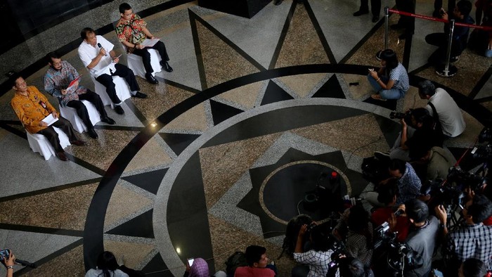 MK Pecat Hakim Konstitusi Patrialis Akbar