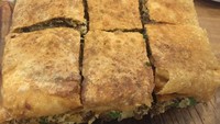 Tak lengkap mampir ke sini tanpa mencicip martabak. Ukuran martabak telurnya jumbo dengan isian daging cincang yang mantap.