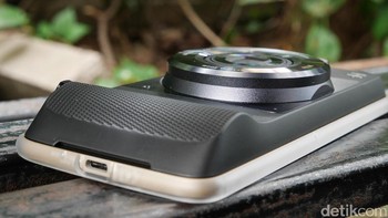 Ada grip yang cukup besar dengan tekstur yang nyaman di genggaman tangan. Foto: detikINET - Anggoro Suryo Jati