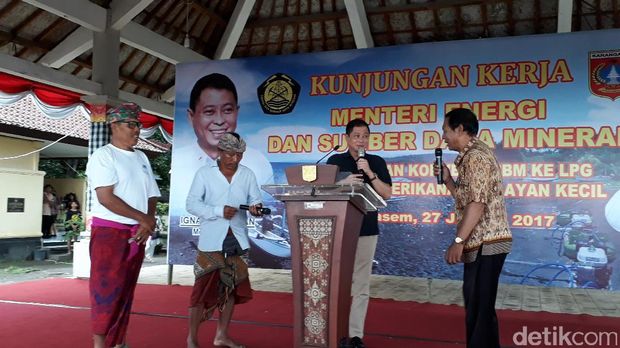 Menteri ESDM Ignasius Jonan dialog dengan nelayan di Karangasem