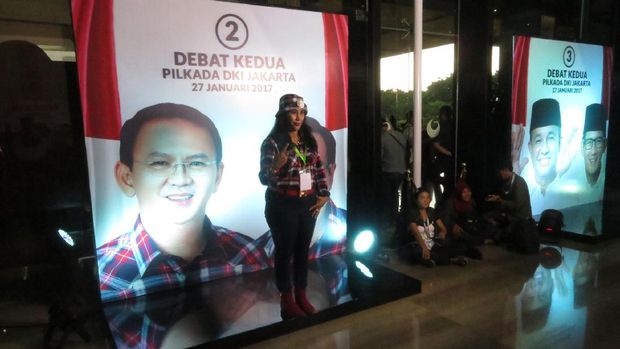 Begini Aktivitas Massa Pendukung di Bidakara Jelang Debat