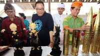 Menteri Koperasi dan Usaha Kecil Menengah Anak Agung Gede Ngurah Puspayoga (dua dari kiri) didampingi Bupati Klungkung I Nyoman Suwitra (kanan) melihat hasil kerajinan warga Kamasan, Bali.