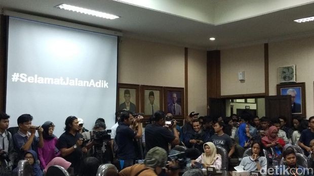 Sebuah layar bertuliskan #SelamatJalanAdik terpasang