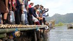 Menkop Tebar Benih Ikan di Danau Batur Bali
