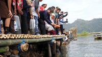 Anak Agung Gede Ngurah Puspayoga melepas ikan mas sebagai induk.