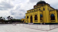 Masjid Raya Syahabuddin berdiri di pinggir Sungai Siak. Masjid ini didirikan pada tahun 1926 di masa pemerintahan Sultan Assayidis Syarif Kasyim Abdul Jalil Syaifuddin (Wahyu/detikTravel)